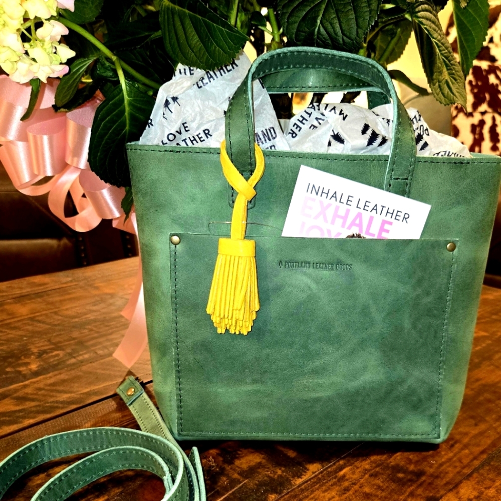 PLG MINI ZIPPERED CUCUMBER WITH YELLOW TASSEL